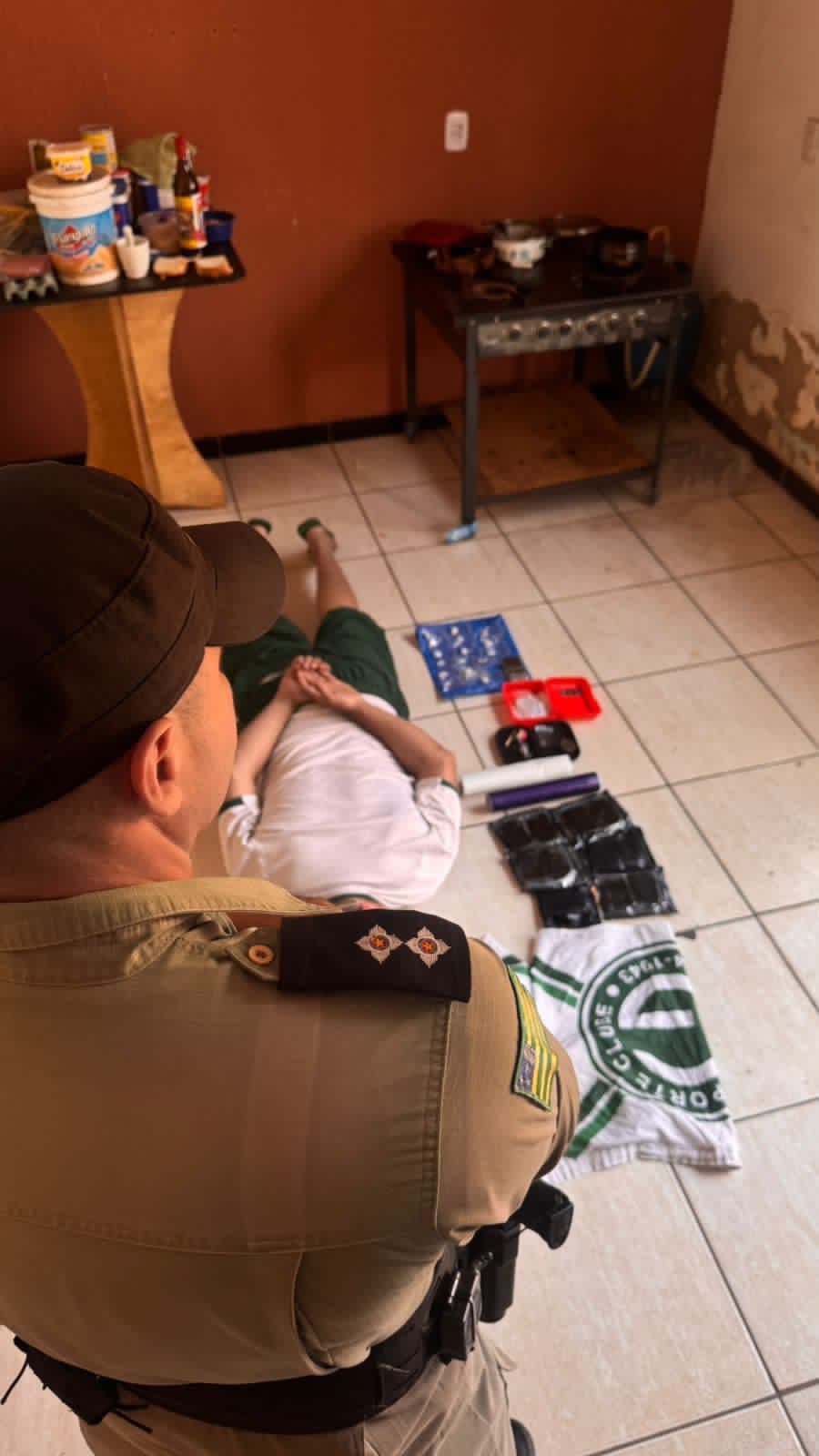 Caminhoneiro é preso com drogas e alega que entrou para o tráfico porque o salário era baixo demais