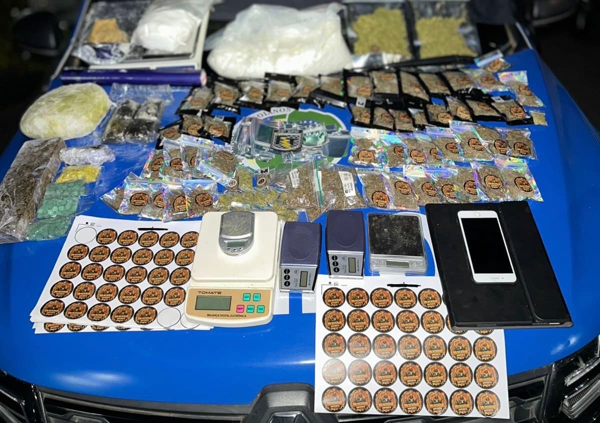 Salão de beleza usado para guardar e distribuir drogas é descoberto; casal é preso