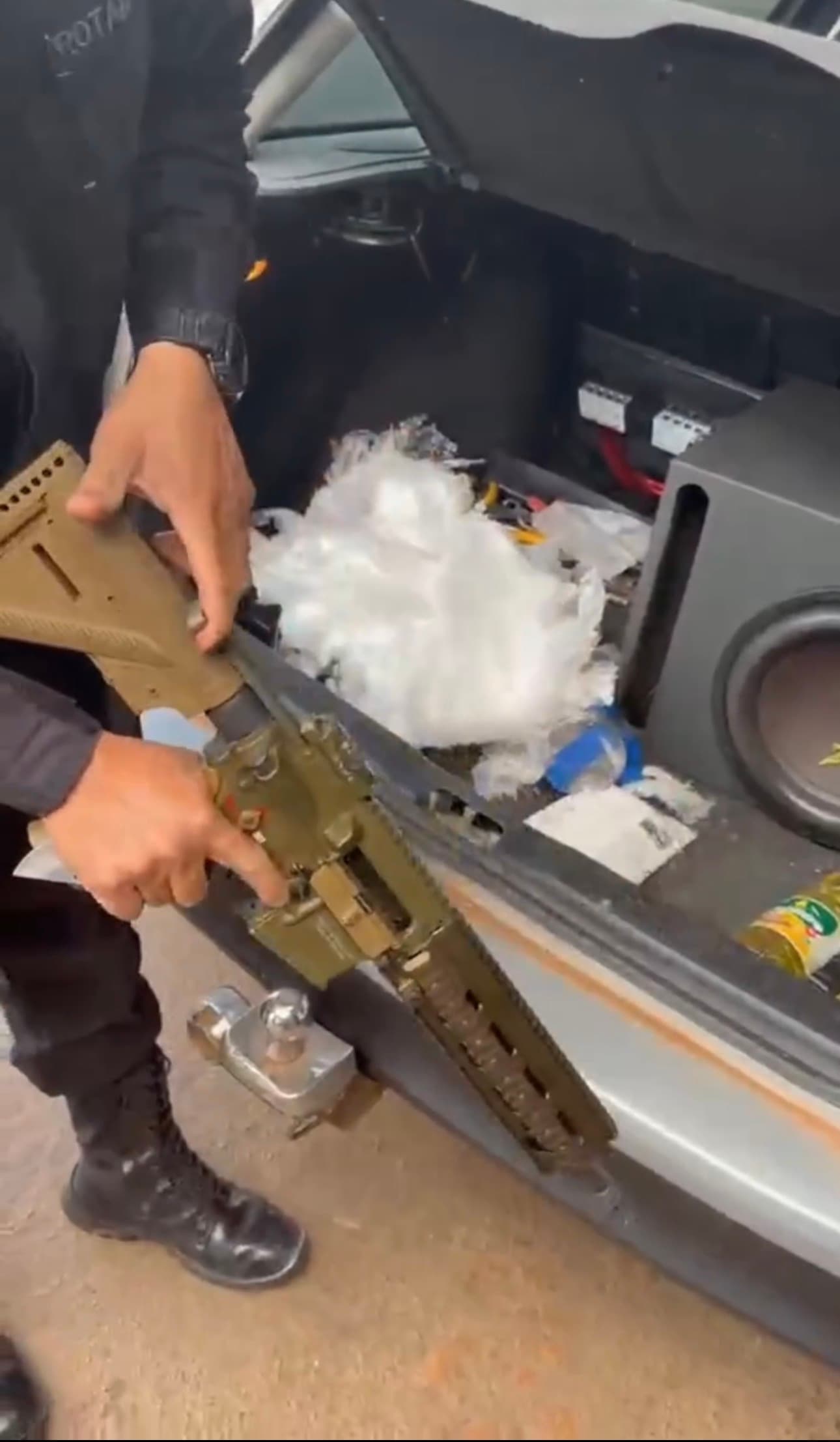 ROTAM e Polícia Federal encontram fuzil lacrado em porta-malas de carro na região Noroeste