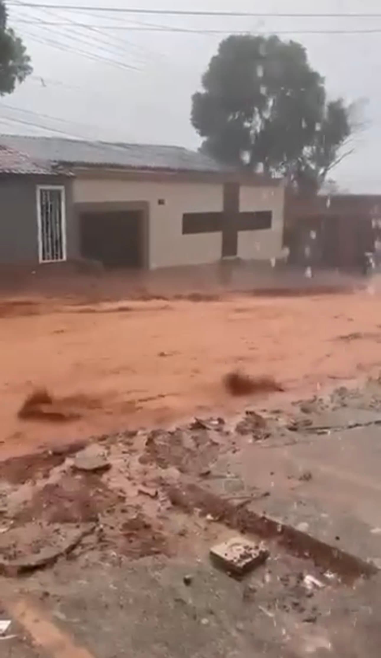 Temporal com ventania destelha casas, derruba postes e abre cratera em Valparaíso de Goiás