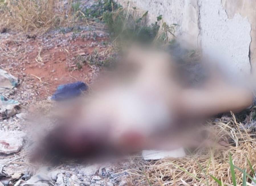 Mulher é encontrada morta com pedra na boca em lote baldio; suspeito é preso em menos de 24h