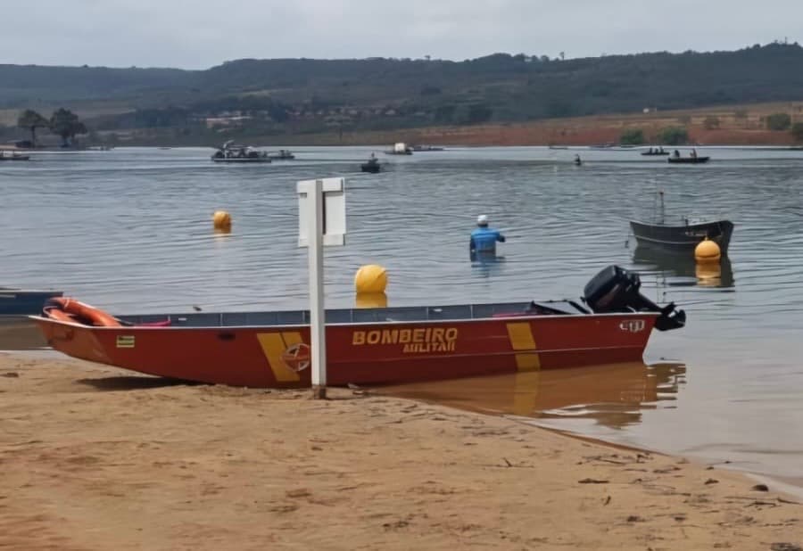 Barco naufraga em torneio de pesca e bombeiros resgatam criança e três adultos
