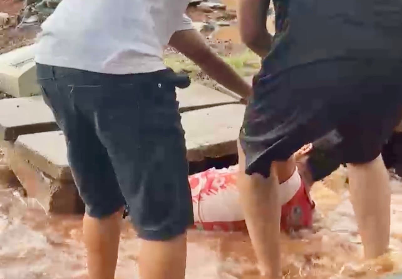 Homem é arrastado por enxurrada e quase cai em bueiro