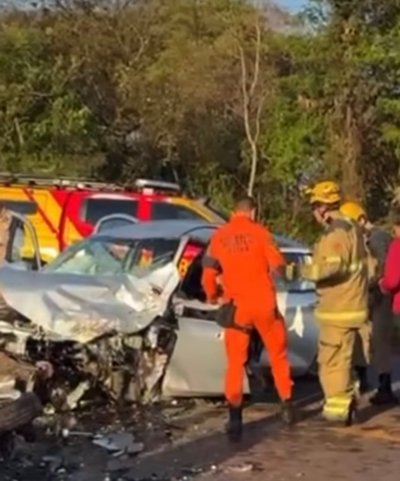 Acidente gravíssimo na GO-462: bombeiros cortam lataria para salvar mulher presa às ferragens