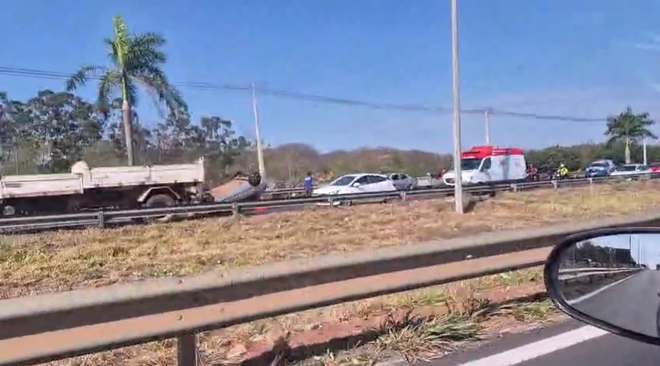 Motorista para carro no acostamento, desce do veículo e morre atropelado na Rodovia dos Romeiros