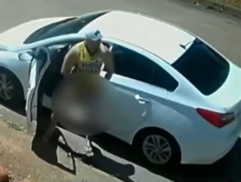 Pervertido para carro na calçada e se masturba na frente de crianças em Anápolis