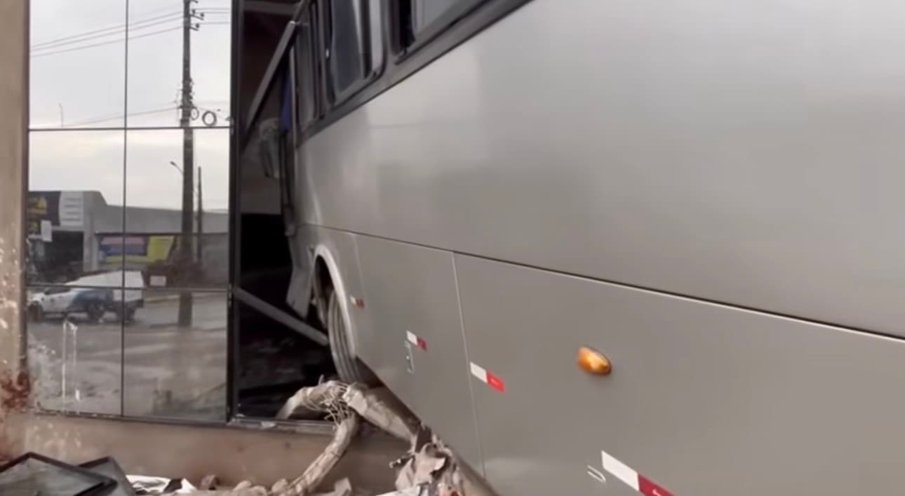 Ônibus com 38 passageiros perde o controle e invade galpão em Goiânia