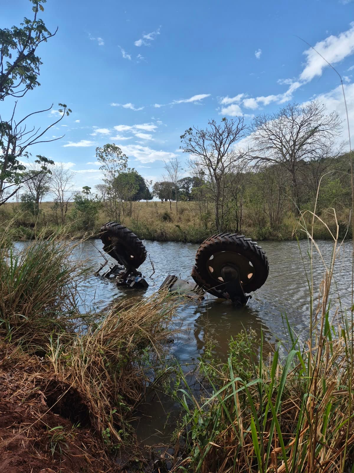Trator tomba em represa, operador fica preso na cabine e morre afogado na zona rural de Itumbiara