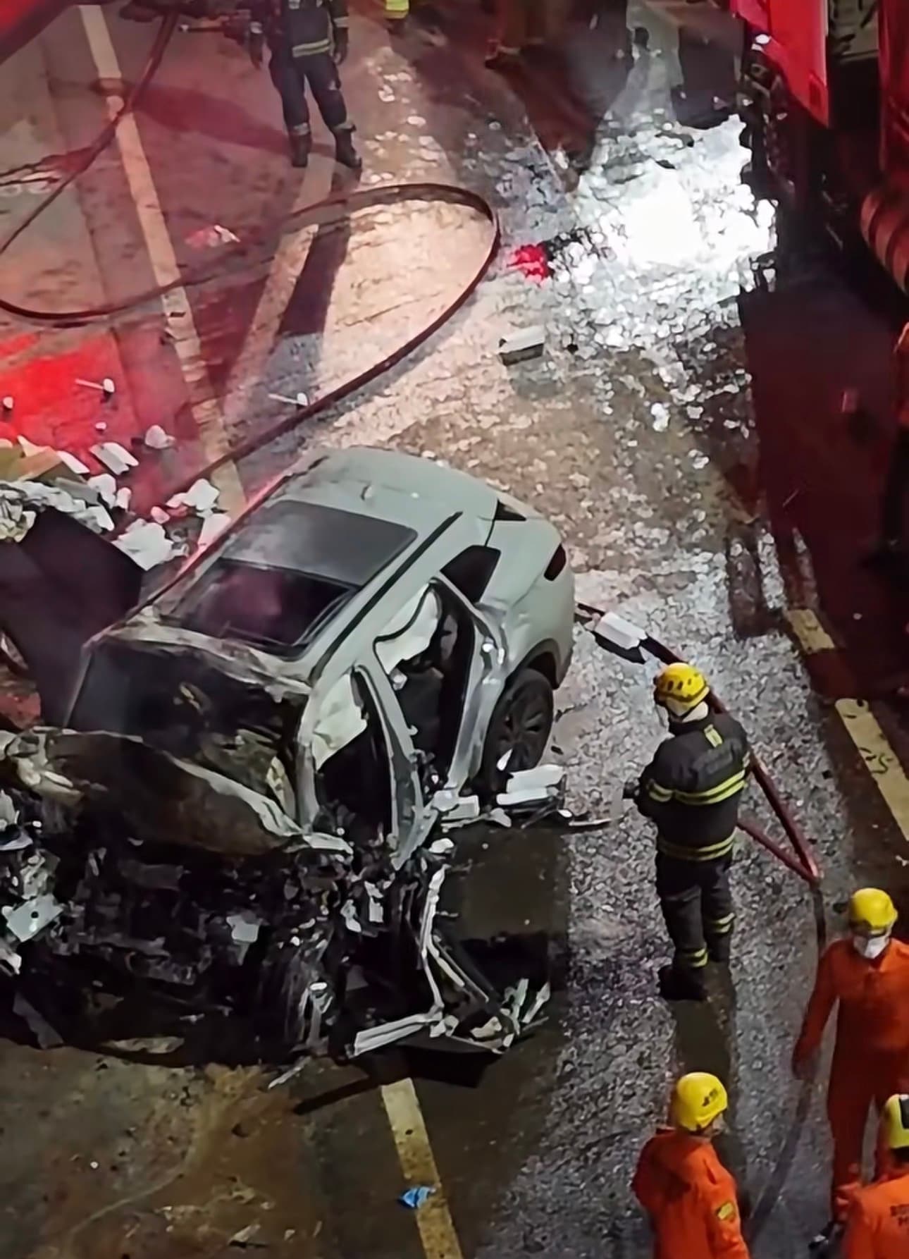Motorista morre carbonizado após carro bater de frente com caminhão e pegar fogo na GO-020 em Goiânia