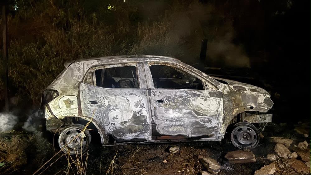 Homem morre carbonizado ao tentar fugir de carro em chamas e ficar preso em cerca de arame