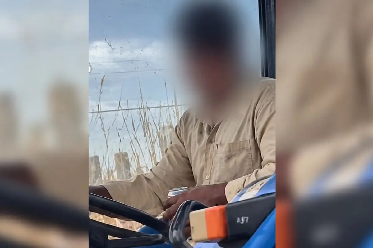 Servidor da prefeitura é flagrado dirigindo trator com lata na mão e nega consumo de álcool: “Era água tônica”