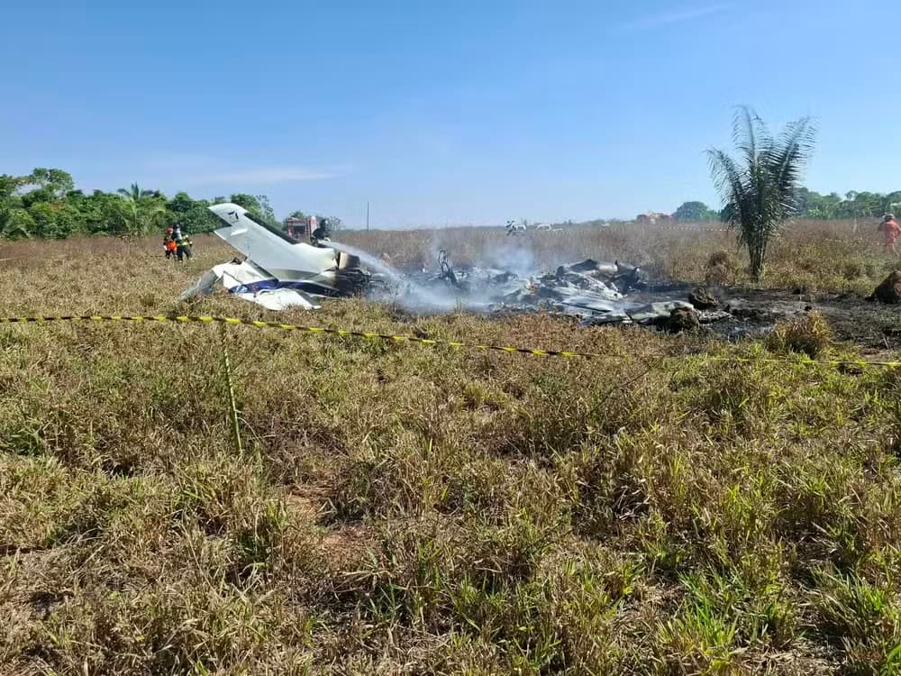 Avião de pequeno porte cai em fazenda de MT e deixa três mortos; suspeita é de que voo partiu sem autorização de Goiânia