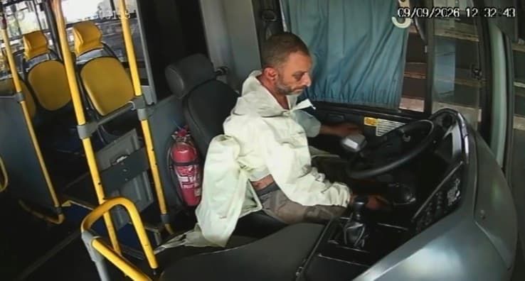 Paciente foge de hospital, furta ônibus e quase mata mulher após invadir contramão