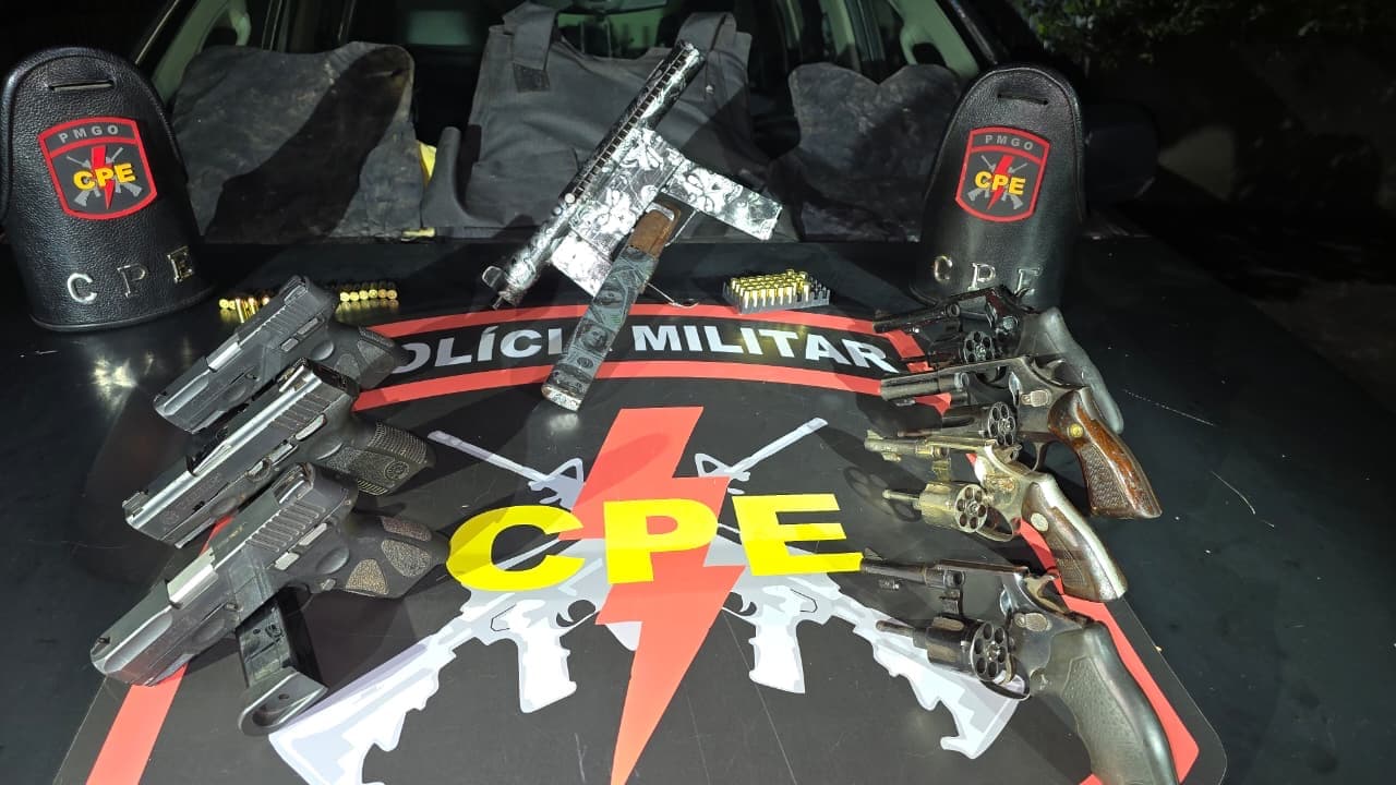 Cinco integrantes de facção morrem em confronto com a polícia em depósito de armas e drogas