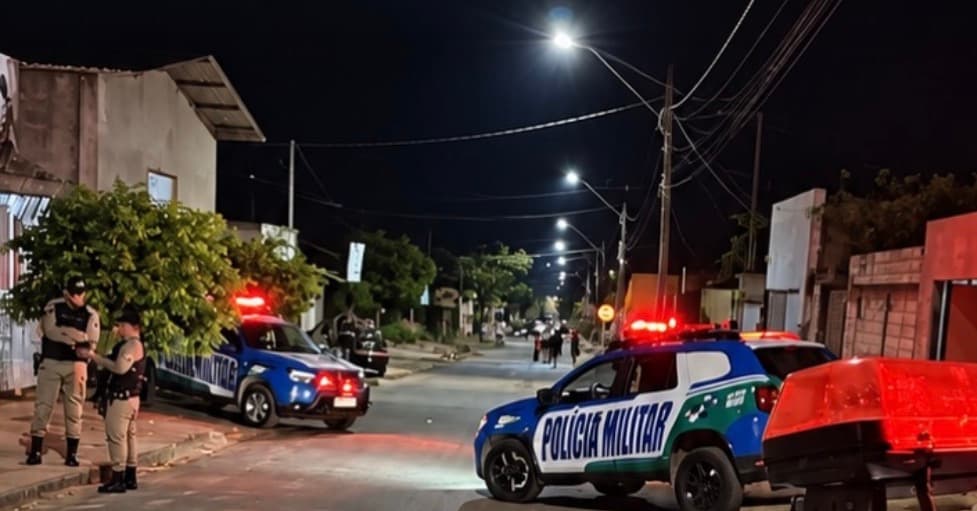 Corpo em decomposição é encontrado dentro de mala em lote baldio de Goianira