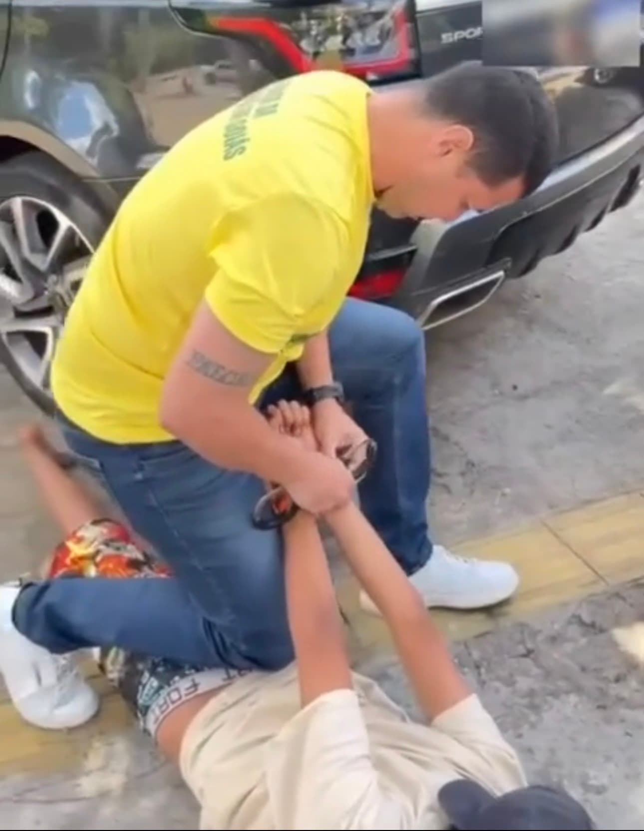 Adolescente invade loja, exibe parte íntima e tenta agarrar vendedora no Setor Marista