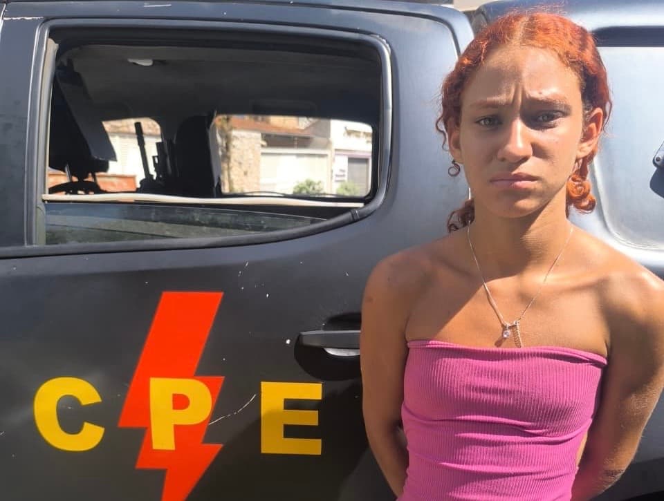 Mulher finge acidente para furtar moto e celular de motorista que parou para ajudar