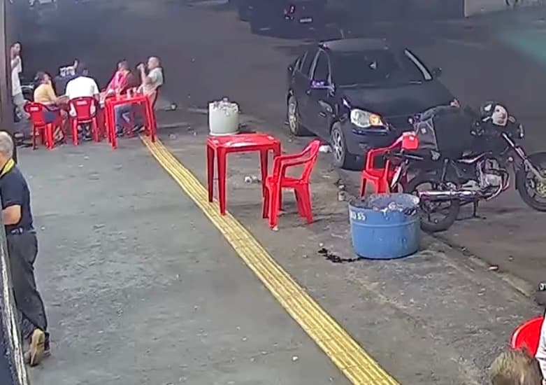 Suspeitos de assassinato em distribuidora são presos com moto usada na fuga do local do crime