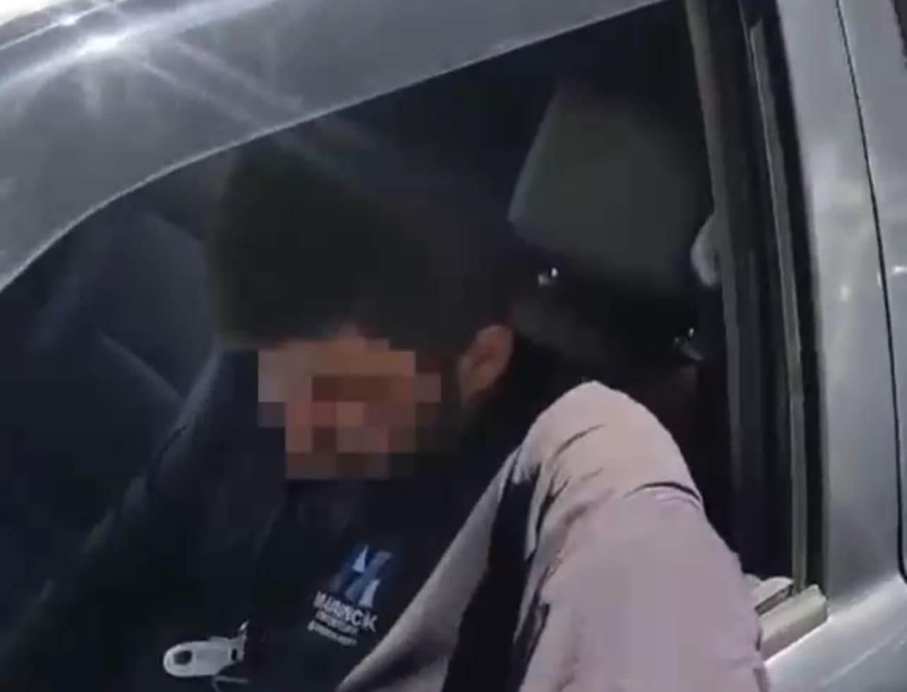 Homem dorme com carro ligado no meio de rua e é preso por embriaguez