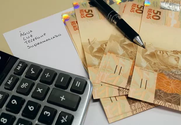Dívida pública deve chegar a 87% do PIB; juros altos e perda do poder de compra têm afetado criação dos filhos
