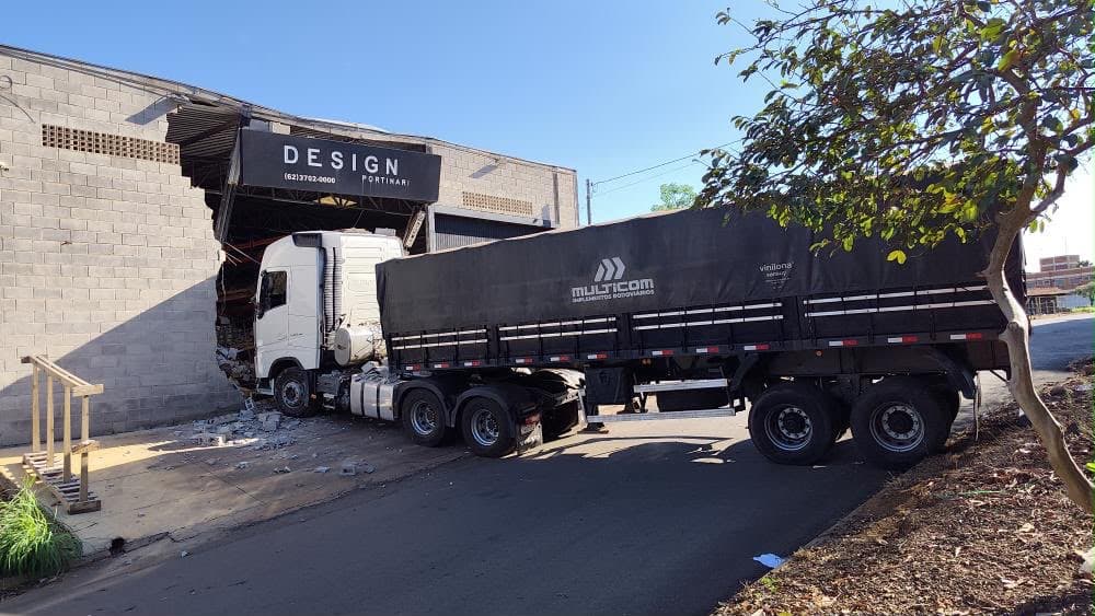 Motorista de caminhão sai para tomar café, carreta desce sozinha e invade comércio de materiais de construção