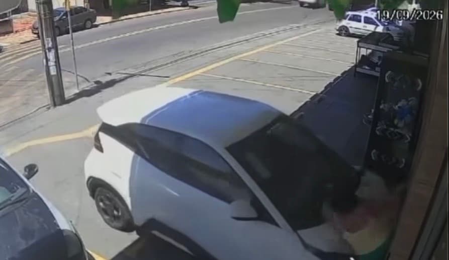 Idosa é prensada por carro elétrico na calçada e motorista sem CNH que confundiu pedais é liberada
