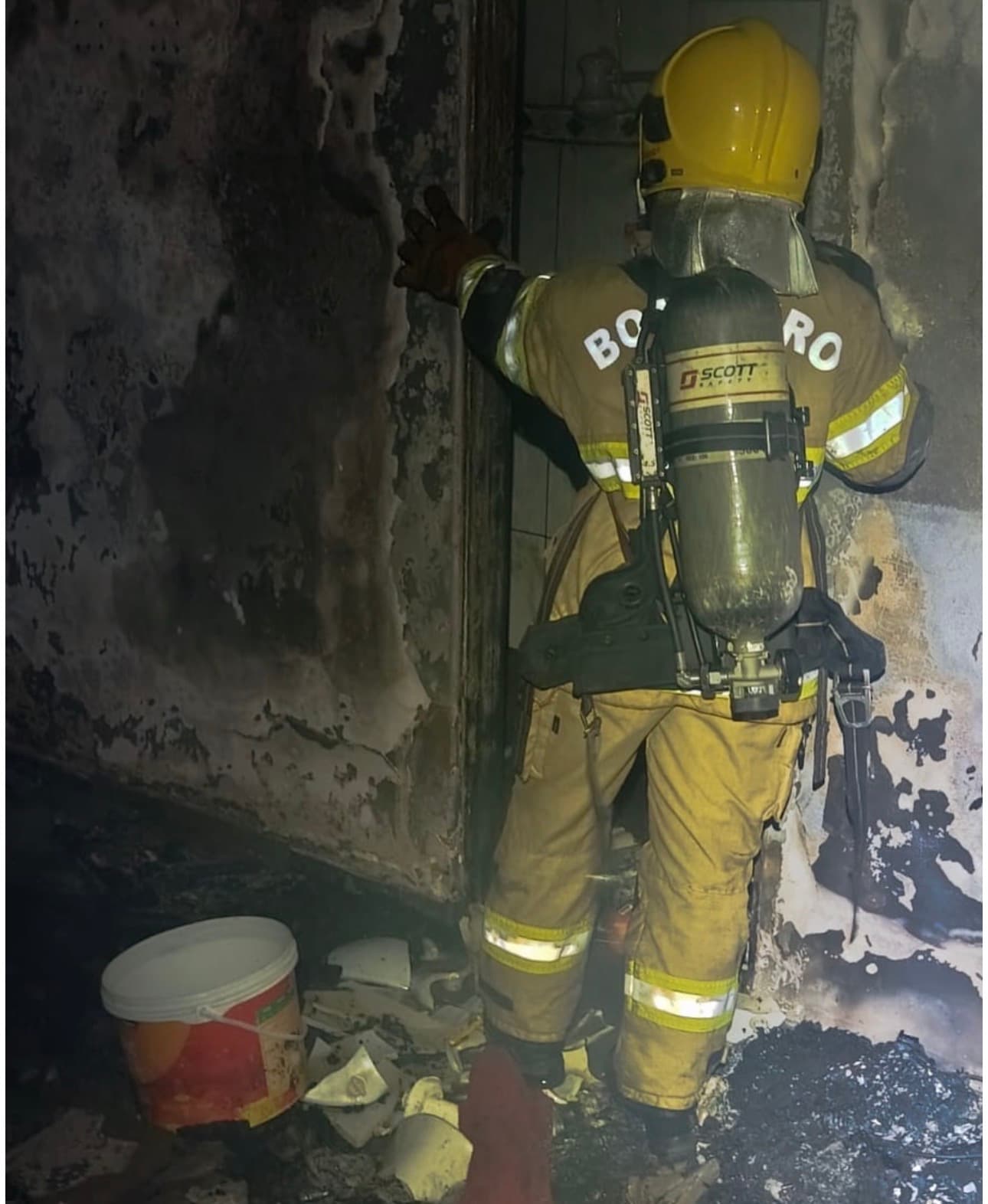 Bombeiros resgatam homem preso em banheiro tomado por fumaça durante incêndio em Rio Verde