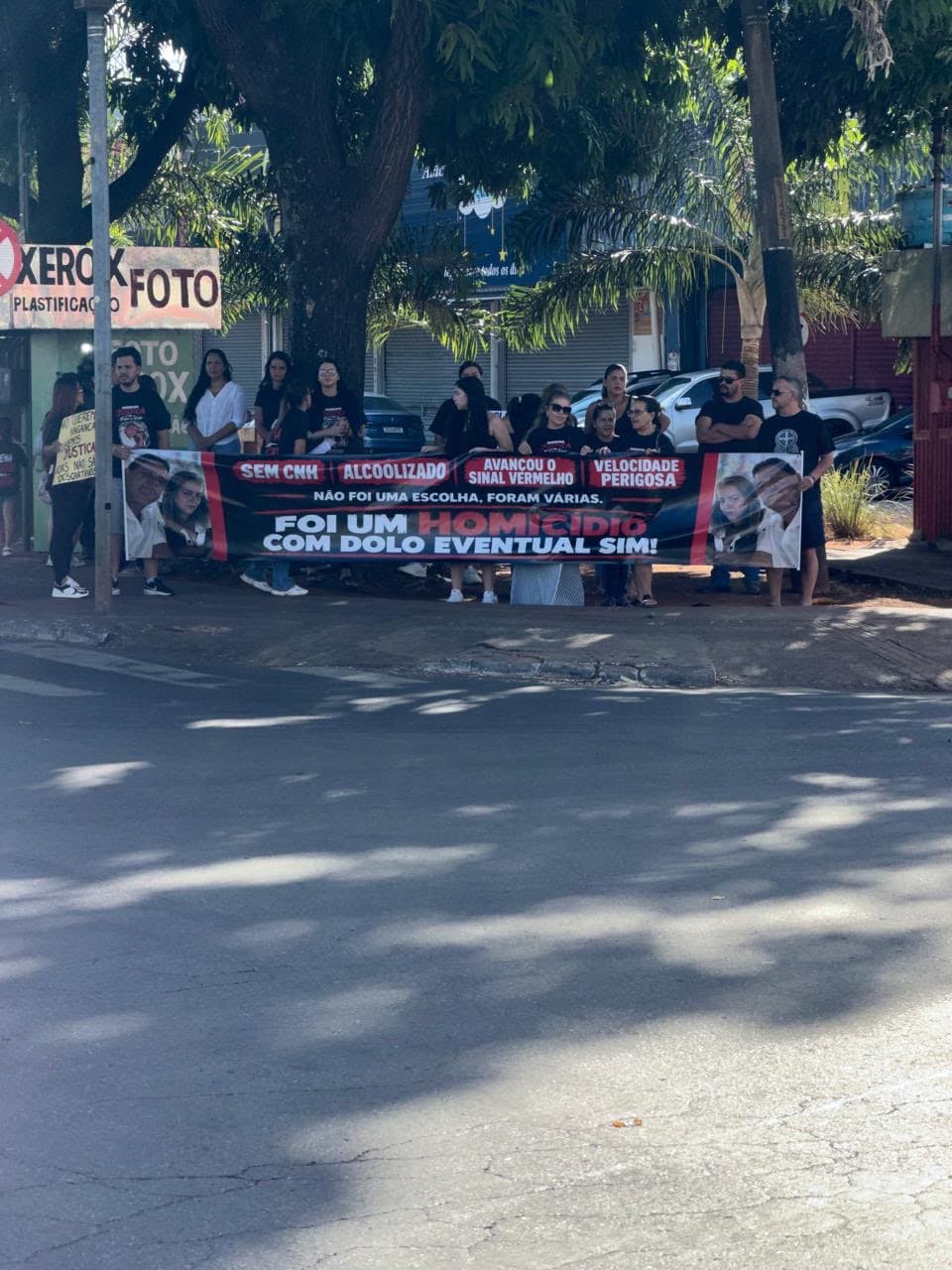 Familiares e amigos protestam em cruzamento onde casal morreu atropelado por adolescente bêbado em Goiânia