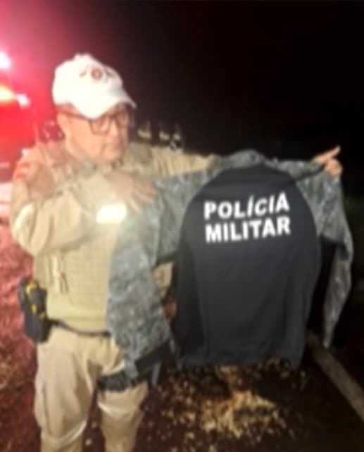 Carga com novos uniformes da PM de Goiás é saqueada após acidente de trânsito em Santa Catarina