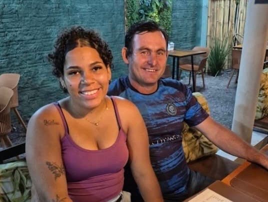 Mulher que teve feridas coladas com cola instantânea reata com agressor e é morta; suspeito foragido