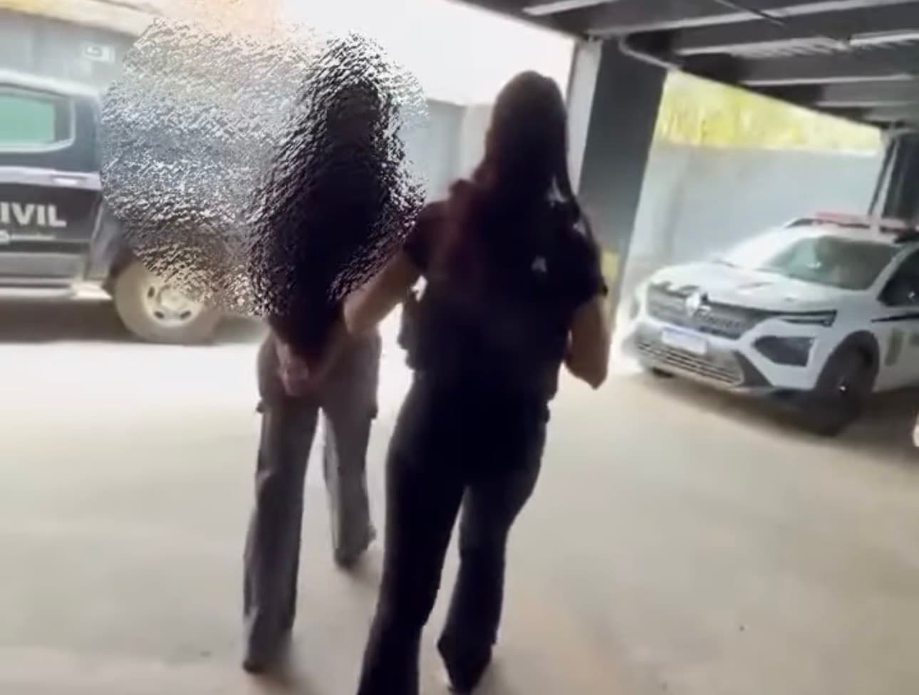 Jovem de 18 anos é presa por usar inteligência artificial para perseguir ex-namorado e atacar crianças
