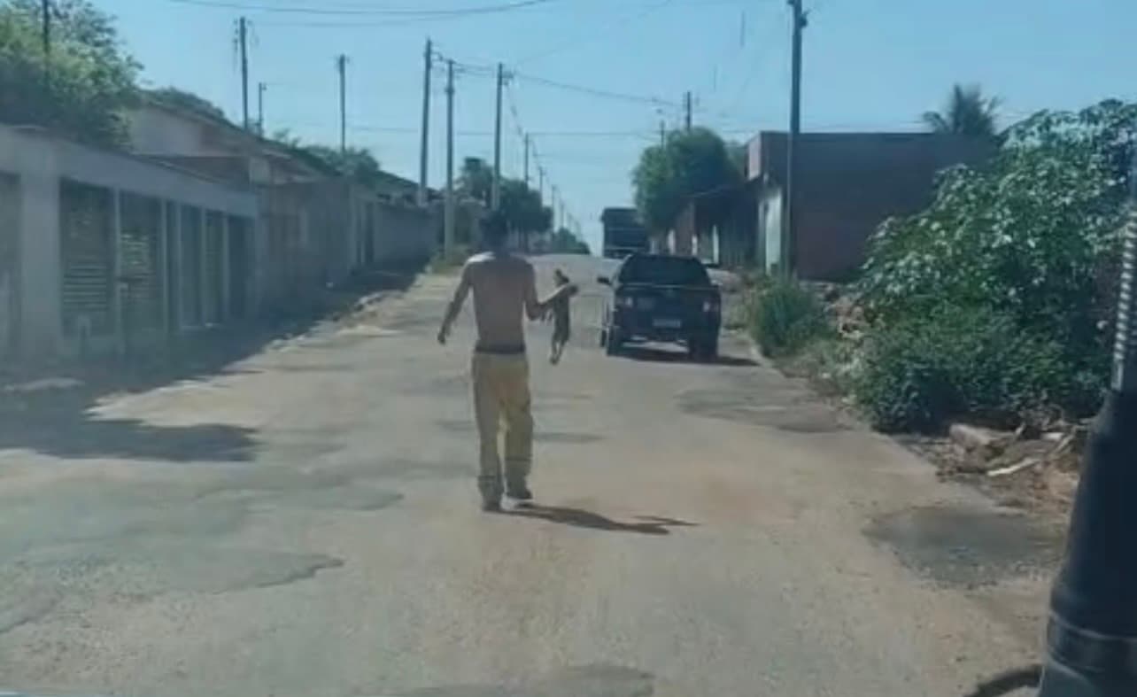 Polícia usa taser para conter homem que tentava arremessar filhote de cão em bueiro