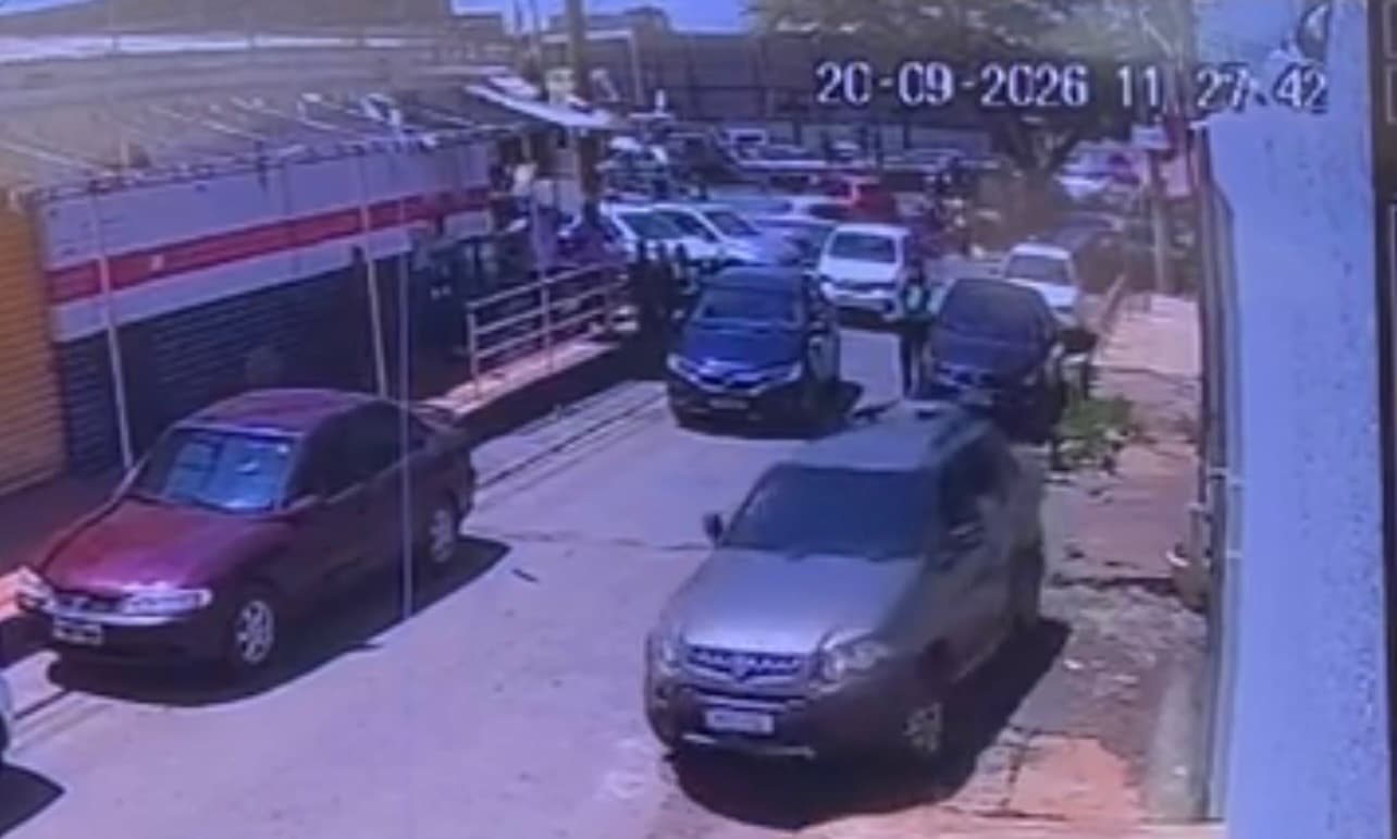 Homem é esfaqueado e morre ao defender criança na feira; Helicóptero da polícia localiza suspeitos