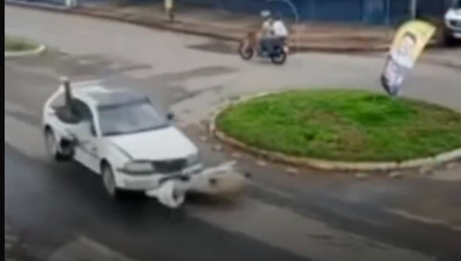Motociclista 'voa' por cima de carro após batida violenta em rotatória