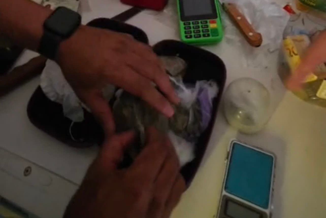 Polícia estoura ponto de tráfico monitorado por câmeras; criminosos tentaram jogar cocaína pela janela e foram presos