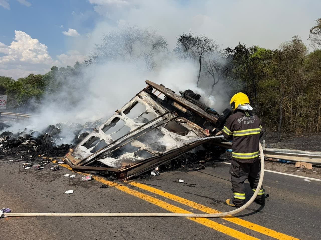 Carreta bate em estrutura, pega fogo e motorista morre carbonizado na BR-153