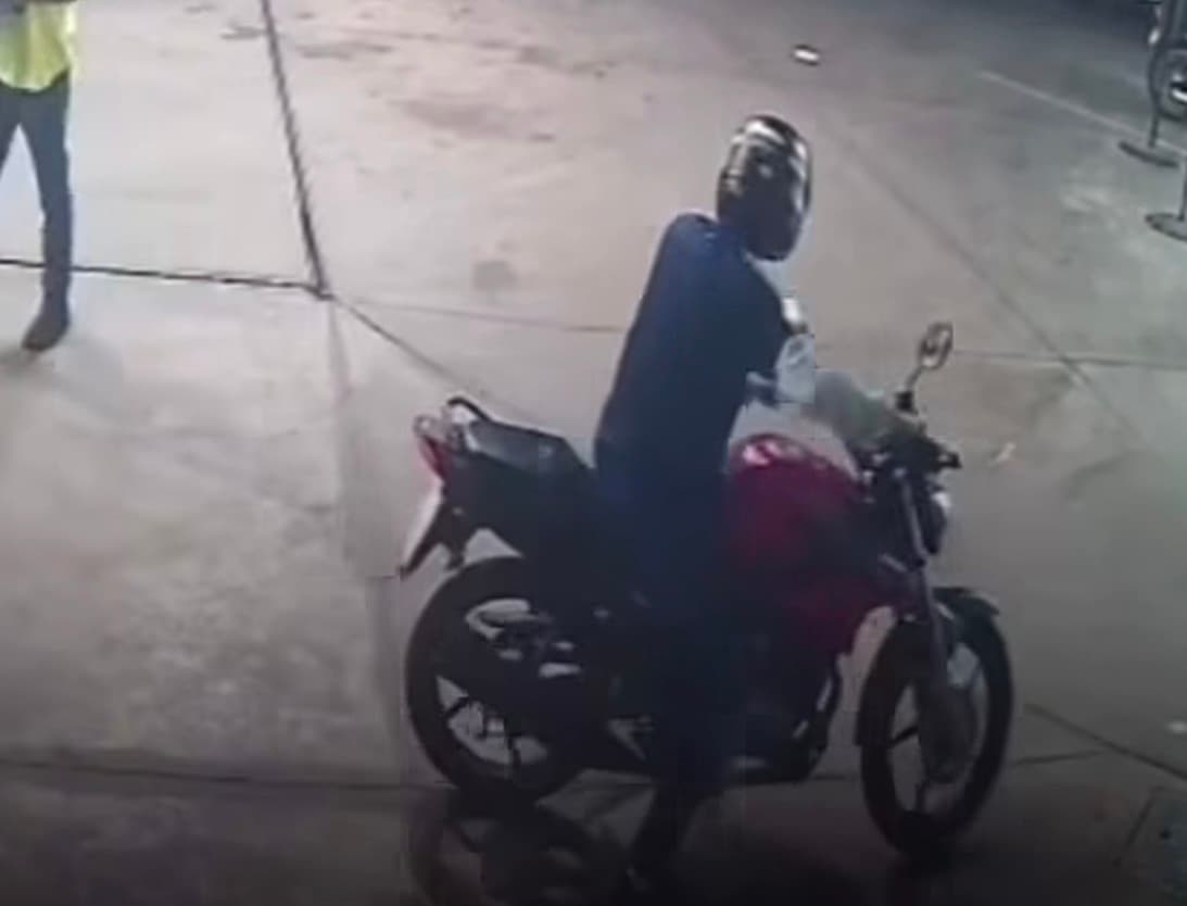 Motoqueiro armado rende funcionários de posto e assalta panificadora no Parque Santa Rita em Goiânia