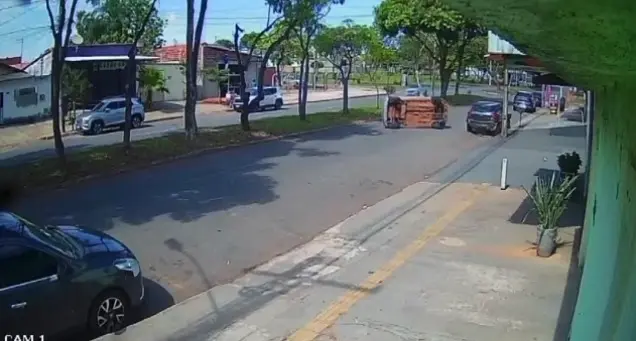 Criança que foi arremessada contra para-brisa após capotamento não resiste e morre no Hugol
