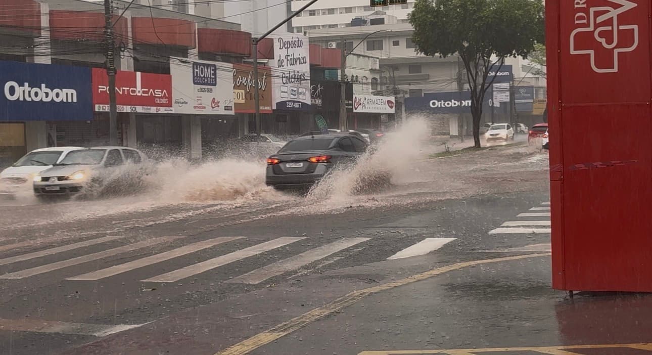 Chuva forte alaga Avenida T-9 e provoca queda de energia em bairros de Goiânia