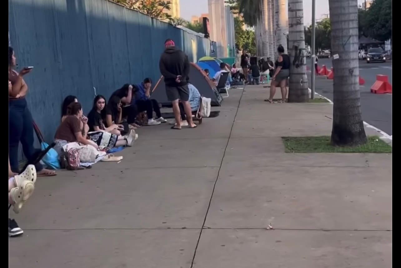 Com barracas e cadeiras, fãs madrugam na fila do Estádio Olímpico para show de Luan Santana