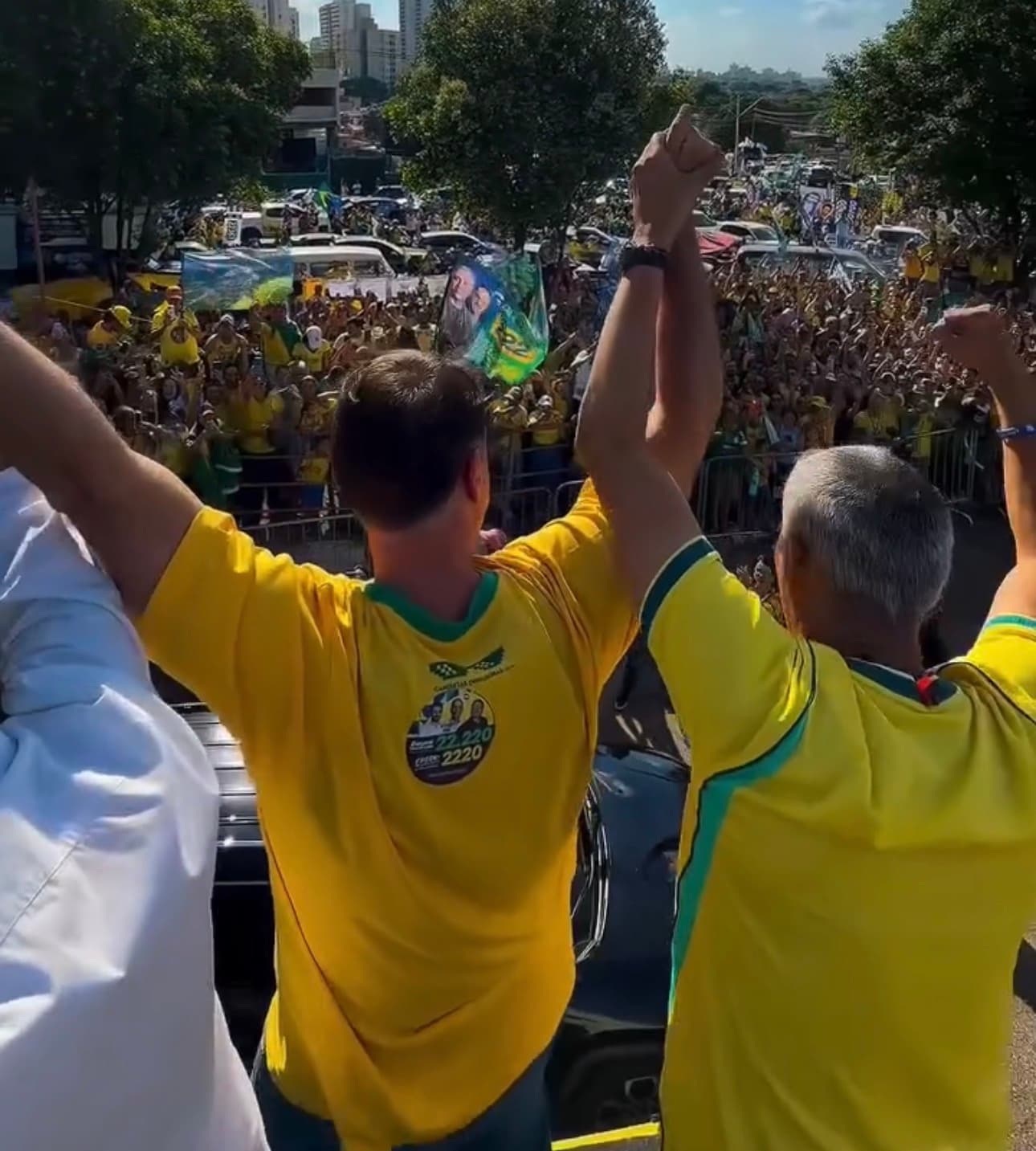 Flávio Bolsonaro e Wilder Morais reúnem apoiadores no Estádio Serra Dourada