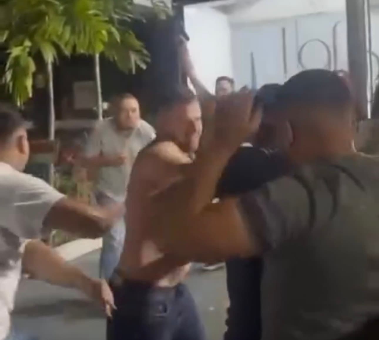 Vídeo mostra tiros para o alto e correria durante briga em tabacaria de Goiânia
