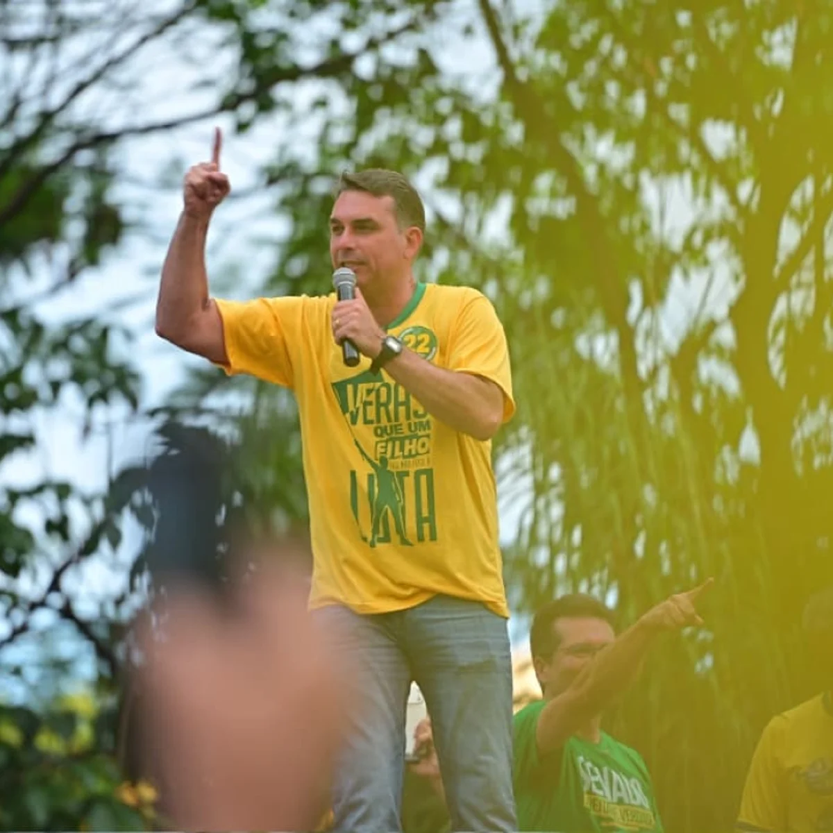 “Tentativa de homicídio”, diz Flávio Bolsonaro após carreata ser atingida por ovos em Goiânia