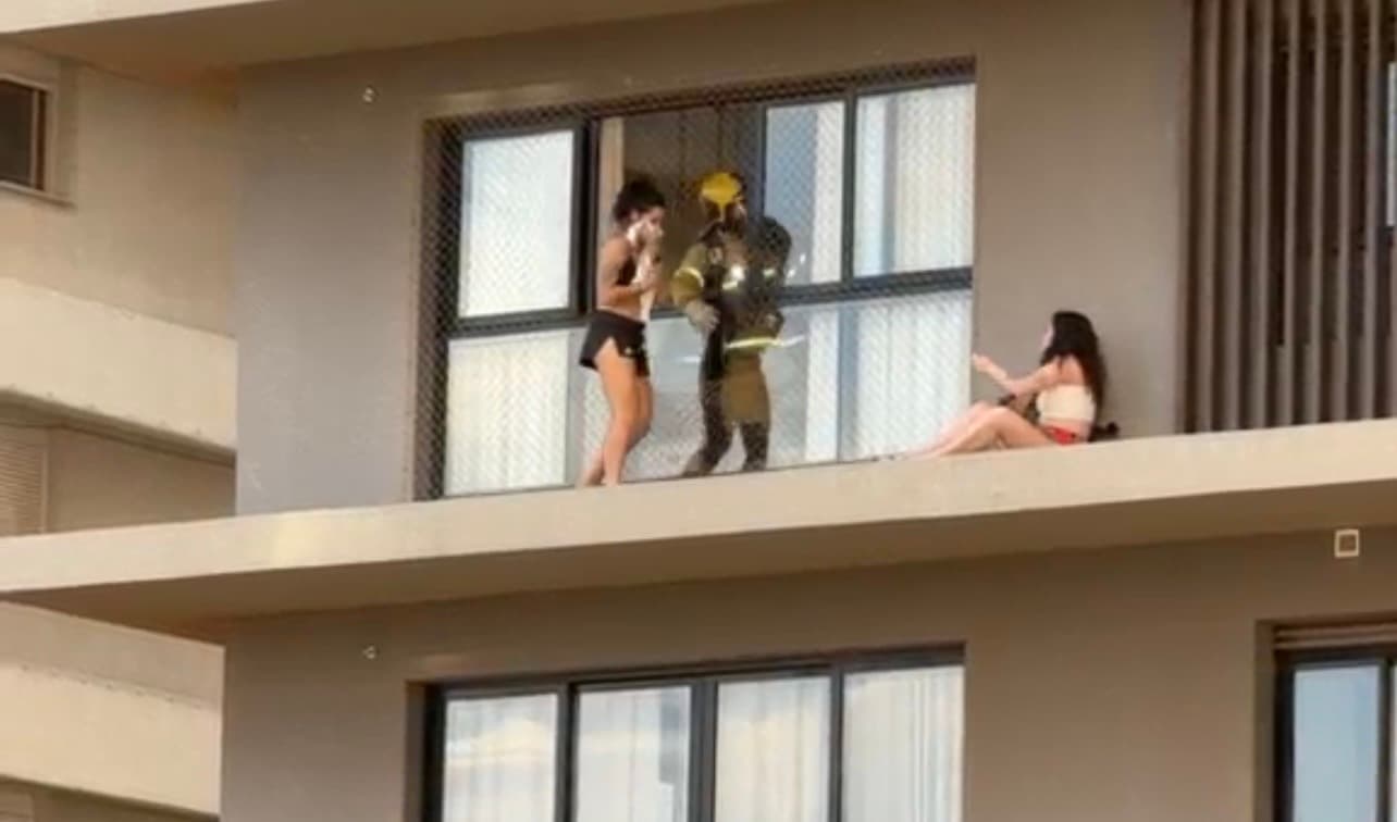 Celular na tomada provoca incêndio em apartamento no 20º andar; moradores seguem impedidos de entrar no prédio
