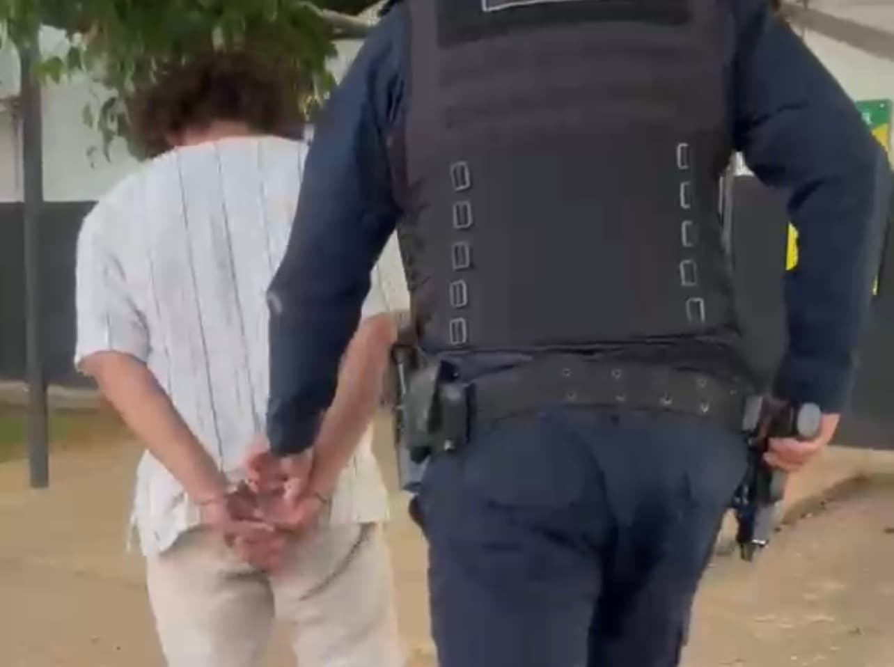 Homem invade casa, rouba arma da Guarda Municipal e é preso após fuga
