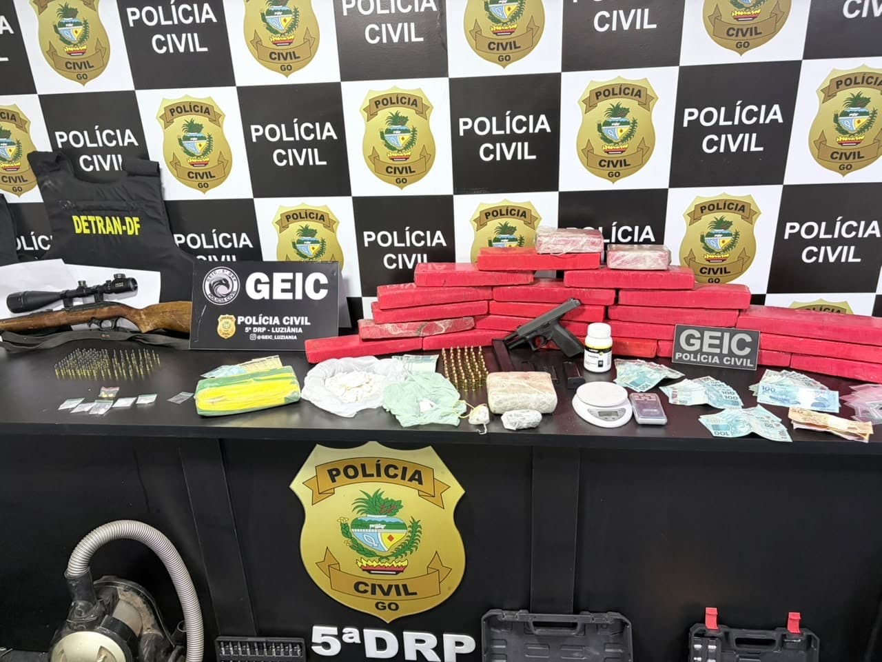 Casal é preso em flagrante com 20 kg de maconha, arsenal e colete roubado ao lado de escola