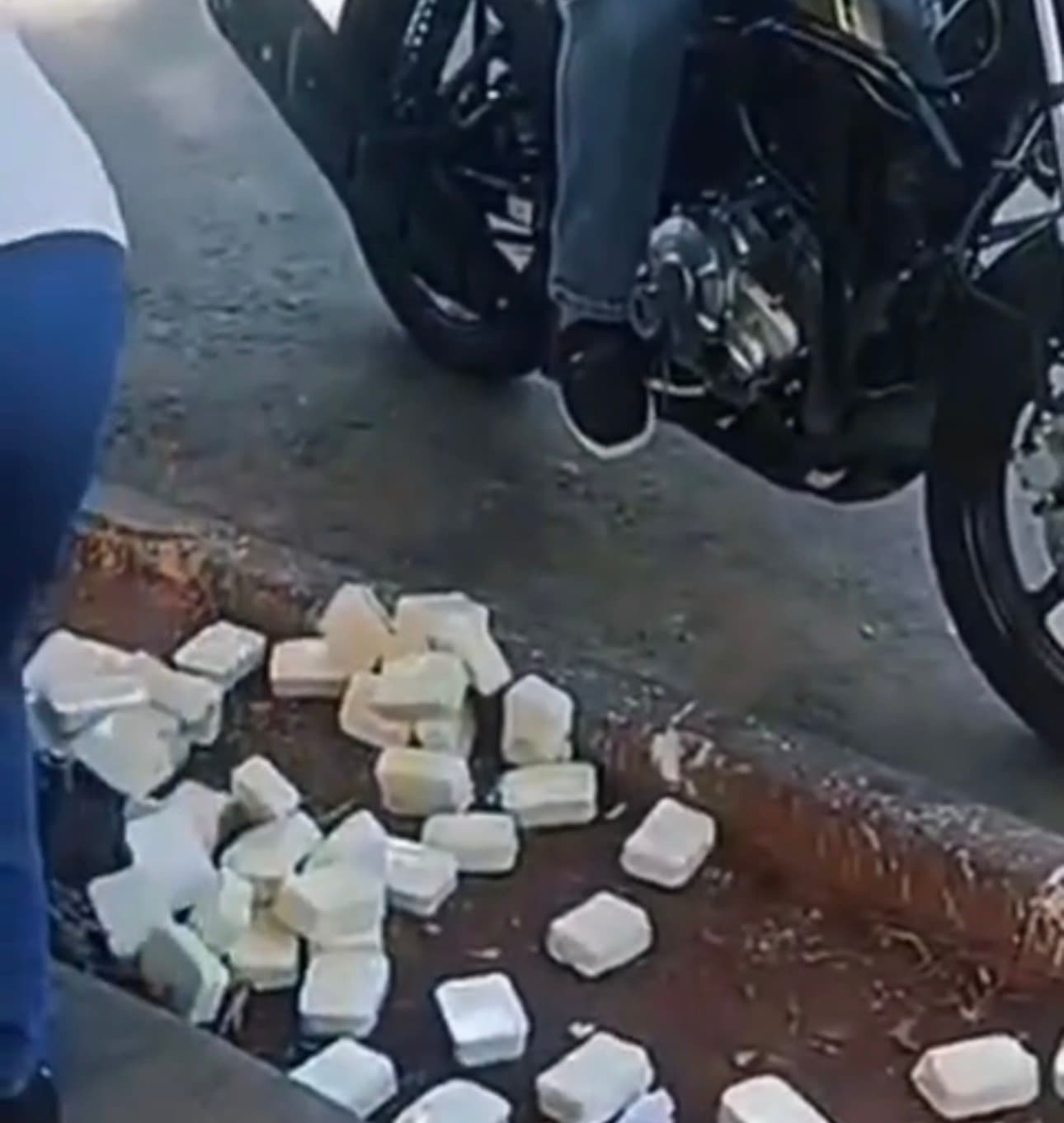 Motorista por aplicativo é localizado pela PM após jogar barras de sabão de idosa no meio da rua; veja o depoimento