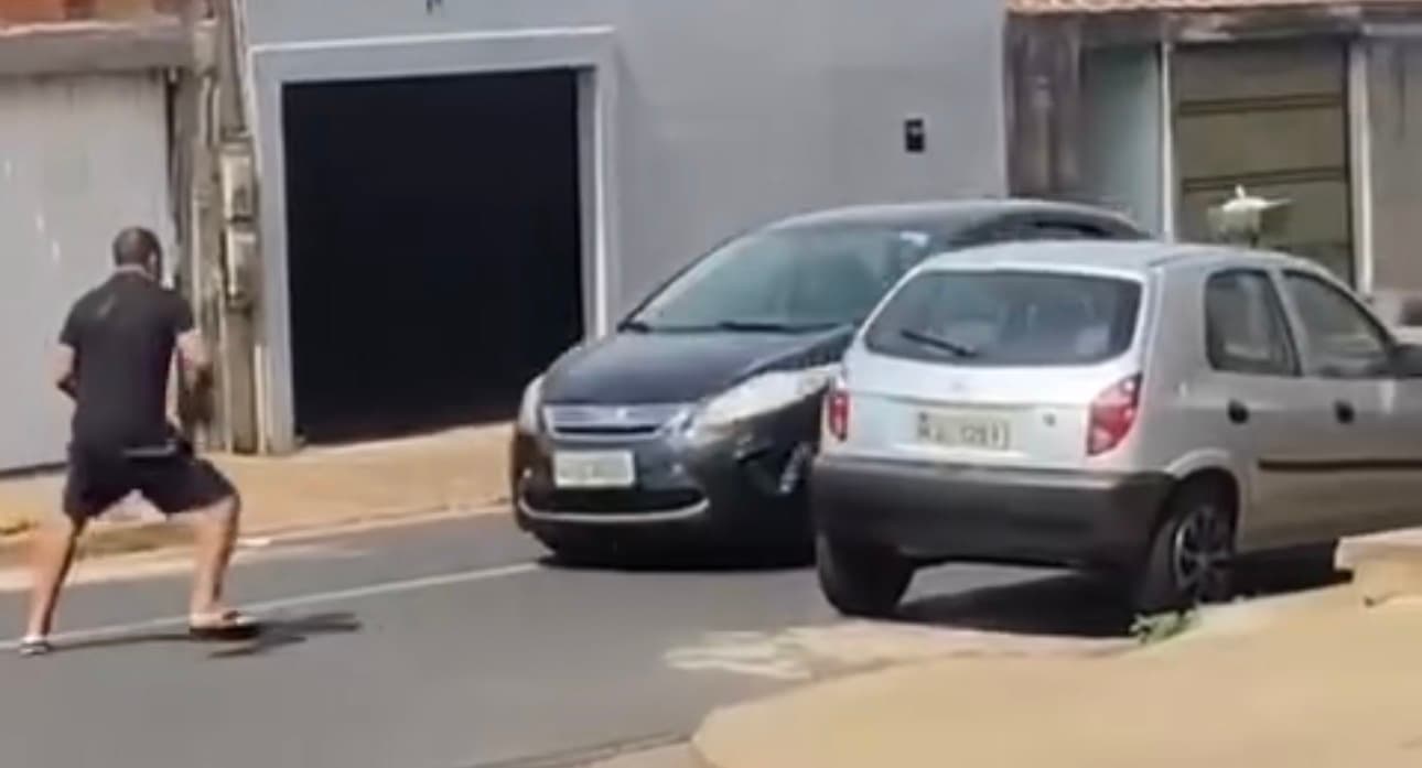 Briga de trânsito termina em pancadaria e atropelamento no Setor Garavelo