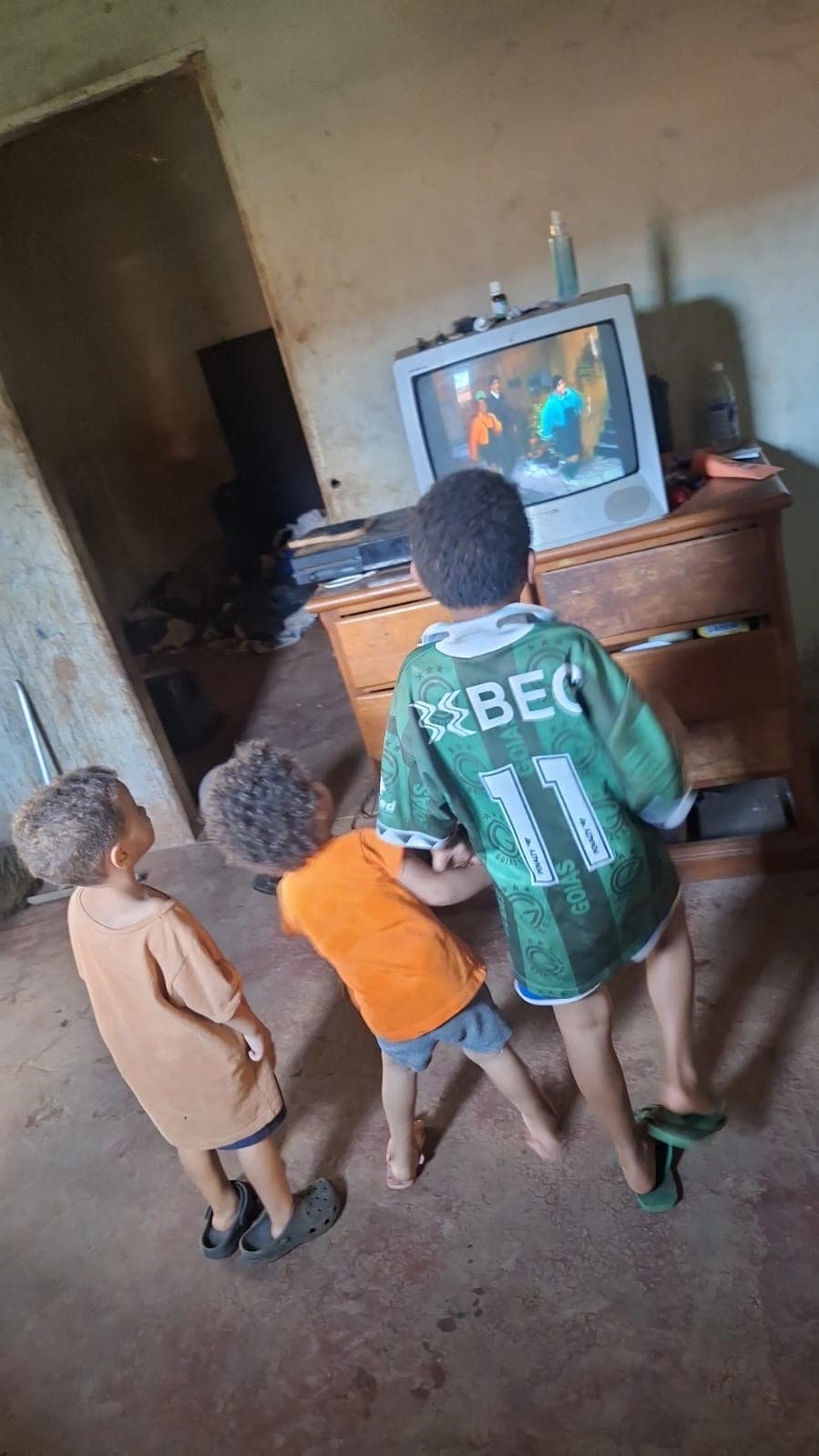 Três crianças são resgatadas de casa tomada por lixo; menores bebiam água do vaso sanitário para conter sede