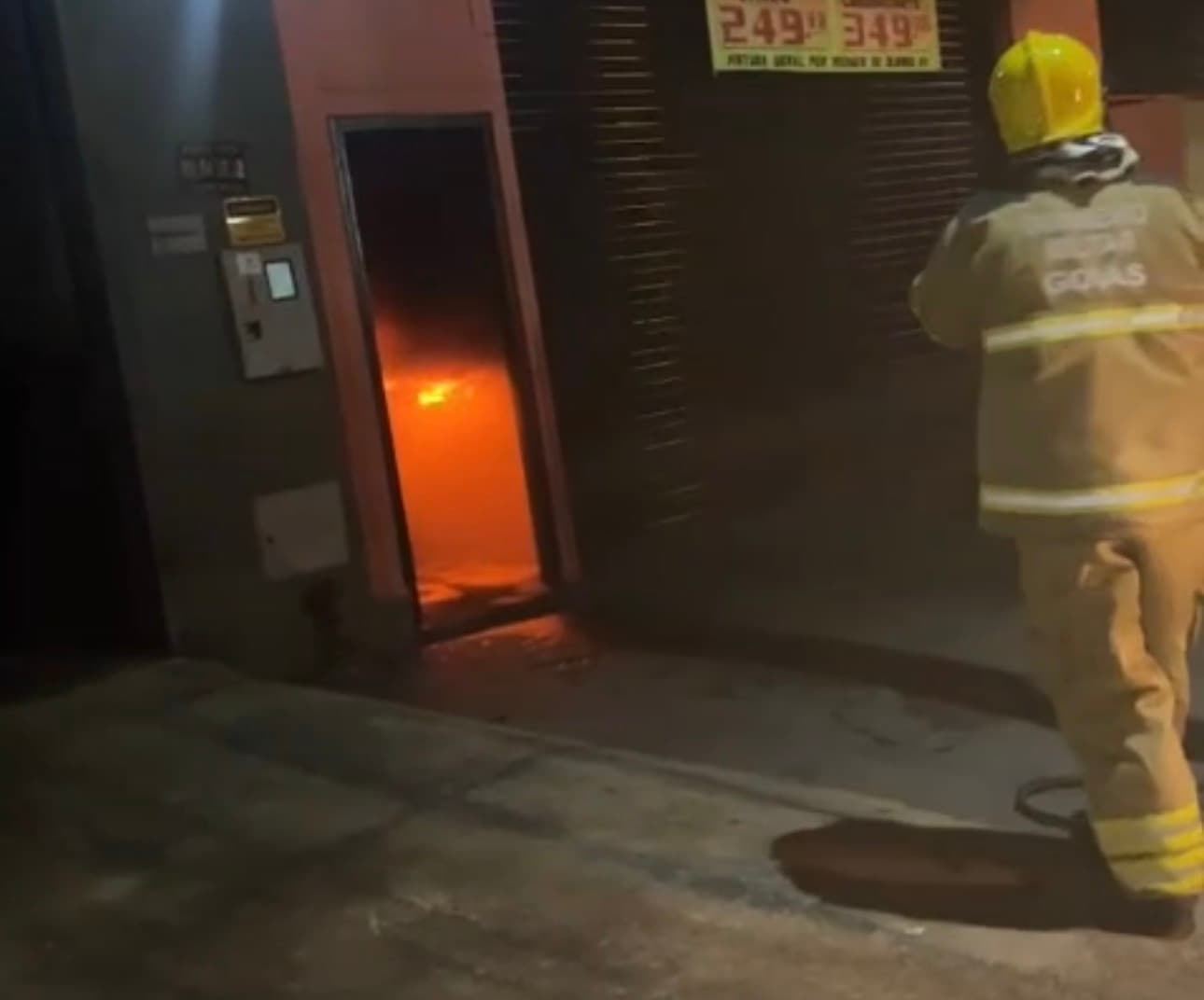Caminhonete pega fogo em oficina e chamas destroem outros três carros em Goianira